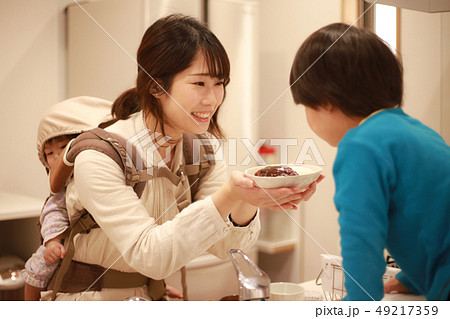 食事の準備をする親子 49217359