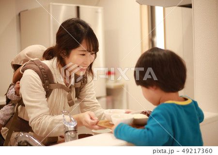 食事の準備をする親子 食事の準備をする親子 49217360