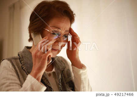 通話するシニア女性 49217466