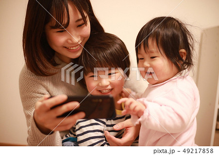 スマートフォンを使う親子 スマートフォンを使う親子 49217858