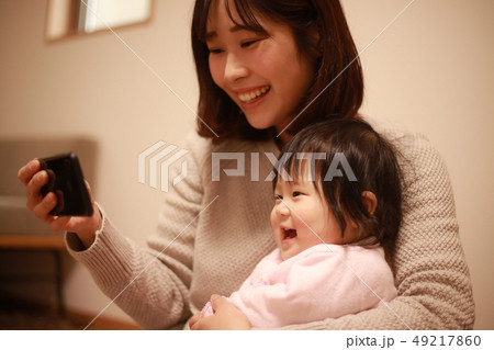 スマートフォンを使う親子 スマートフォンを使う親子 49217860