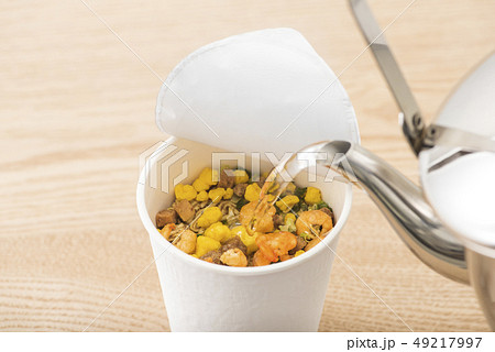 カップ麺にお湯を注ぐ 49217997