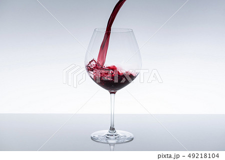 ワインをグラスに注ぎ入れる 49218104