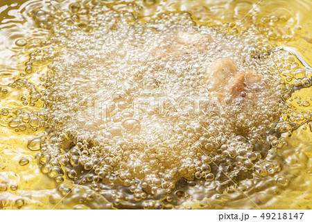 唐揚げを揚げる 49218147