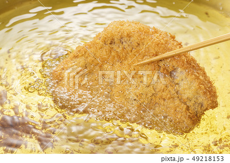 トンカツを揚げる 49218153