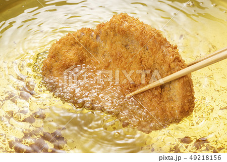 トンカツを揚げる トンカツを揚げる 49218156