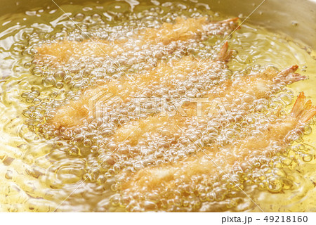 エビフライを揚げる 49218160