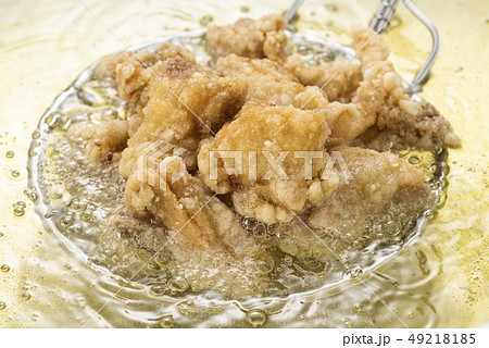唐揚げを揚げる 49218185