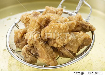 唐揚げを揚げる 49218186