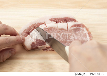 豚肉の筋切り 豚肉の筋切り 49218195