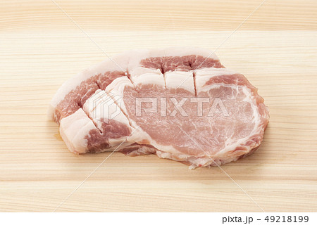 豚肉の筋切り 49218199