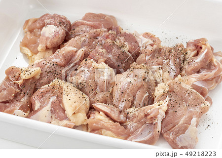 鶏肉に胡椒をかける 49218223