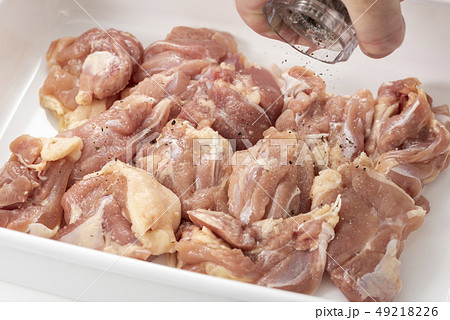 鶏肉に胡椒をかける 鶏肉に胡椒をかける 49218226