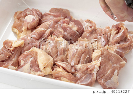 鶏肉に胡椒をかける 49218227