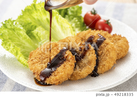 コロッケにソースをかける 49218335