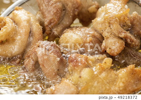 唐揚げを揚げる 49218372