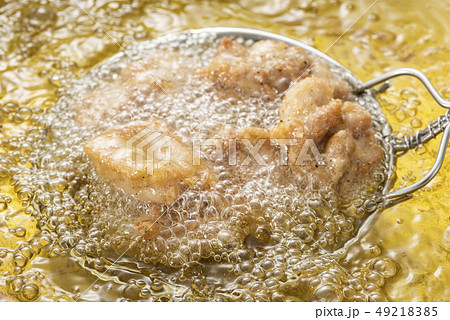 唐揚げを揚げる 49218385