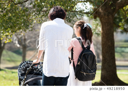 ベビーカー　家族　赤ちゃん　公園　散歩　子育て　後ろ姿 49218950