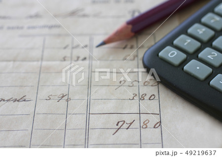 紙に書いた数字と鉛筆と計算機と家の模型 紙に書いた数字と鉛筆と計算機と家の模型 49219637