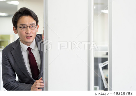 覗き見 サラリーマン 覗き見 サラリーマン 49219798