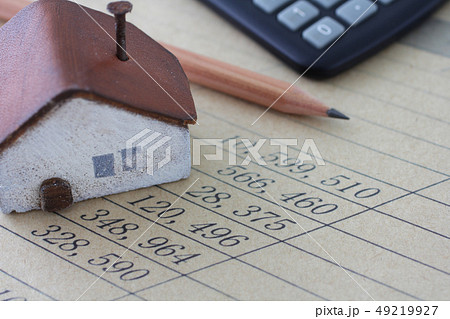紙に書いた数字と鉛筆と計算機と家の模型 49219927
