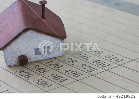 紙に書いた数字と鉛筆と計算機と家の模型 49219928