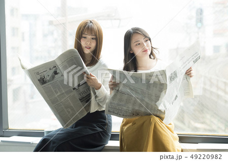 窓辺で新聞を読む女性二人 窓辺で新聞を読む女性二人 49220982