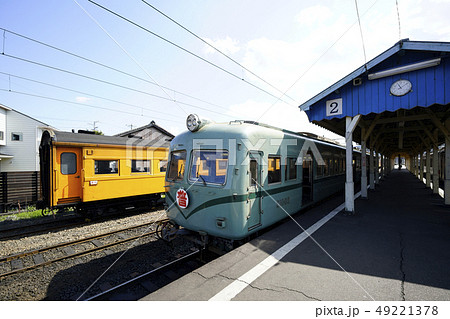 新金谷駅に停車中の21000形電車 49221378