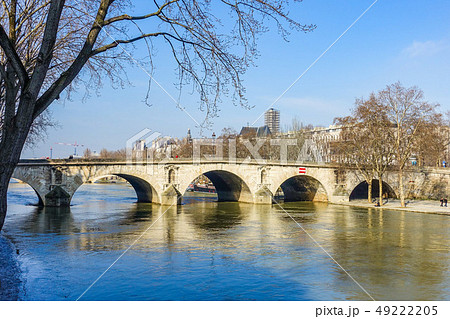 セーヌ川に架かるサンルイ島の石橋 (マリー橋 Pont Marie) セーヌ川に架かるサンルイ島の石橋 (マリー橋 Pont Marie) 49222205