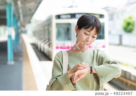 ミドル女性 電車 通勤イメージ　撮影協力:京王電鉄株式会社 49223407