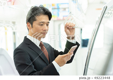 ビジネスマン 電車 通勤イメージ 撮影協力:京王電鉄株式会社 ビジネスマン 電車 通勤イメージ 撮影協力:京王電鉄株式会社 49223448
