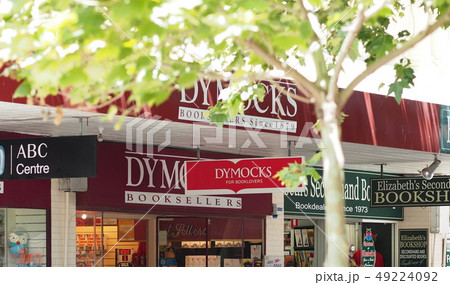 西オーストラリア・パース 本屋の看板と街路樹 / bookstores in Australia 西オーストラリア・パース 本屋の看板と街路樹 / bookstores in Australia 49224092