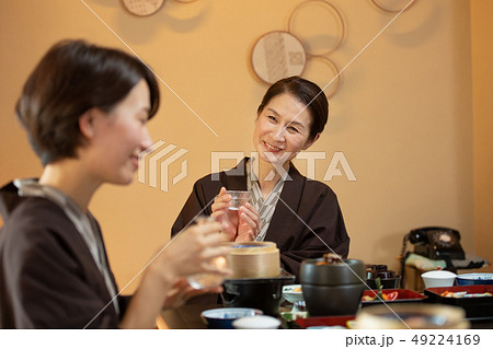 親子 母娘 旅館 食事 温泉旅行イメージ 親子 母娘 旅館 食事 温泉旅行イメージ 49224169
