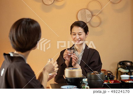 親子 母娘 旅館 食事 温泉旅行イメージ  49224170