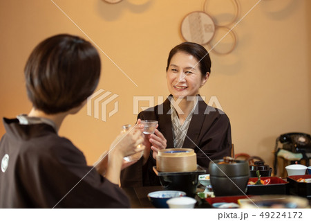 親子 母娘 旅館 食事 温泉旅行イメージ 親子 母娘 旅館 食事 温泉旅行イメージ 49224172