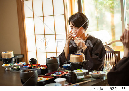 親子 母娘 旅館 食事 温泉旅行イメージ  49224173