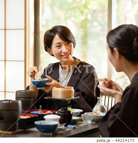 親子 母娘 旅館 食事 温泉旅行イメージ  49224175