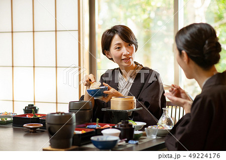 親子 母娘 旅館 食事 温泉旅行イメージ  49224176