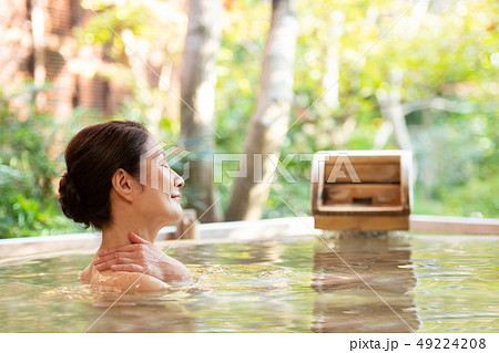 シニア女性 露天風呂 入浴 温泉 旅行イメージ の写真素材
