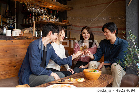 パーティー 乾杯 若者 イメージ 49224694