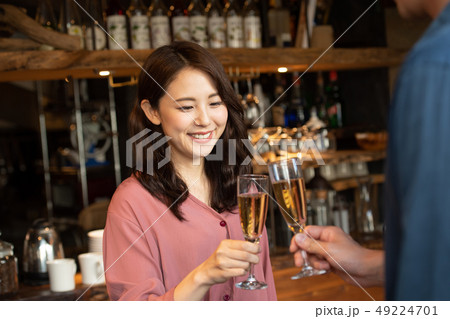 カップル 乾杯 パーティーイメージ 49224701