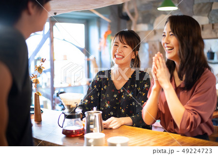 ランチタイム カフェ コーヒー OL  店員 飲食店イメージ 49224723