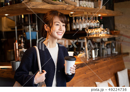 カフェ テイクアウト コーヒー OL ビジネスウーマン カフェ テイクアウト コーヒー OL ビジネスウーマン 49224736