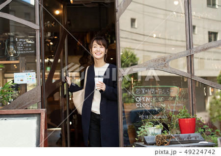 カフェ テイクアウト コーヒー OL ビジネスウーマン カフェ テイクアウト コーヒー OL ビジネスウーマン 49224742