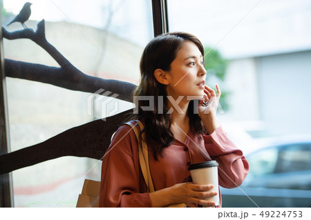 カフェ コーヒー OL ビジネスウーマン カフェ コーヒー OL ビジネスウーマン 49224753