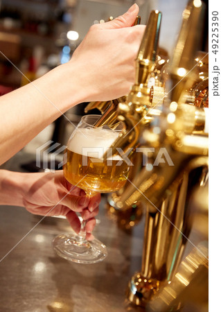 サーバーから注がれるビール 49225390