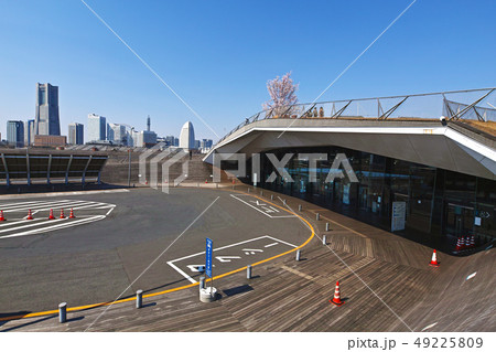 【神奈川県・横浜】大さん橋から見る風景（みなとみらいと国際客船ターミナルエントランス） 49225809