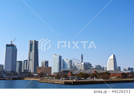 【神奈川県・横浜】大さん橋から見る風景（みなとみらい）コピースペース 49226251