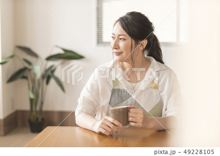 女性　エプロン　リラックス　ティータイム　ライフスタイル 49228105