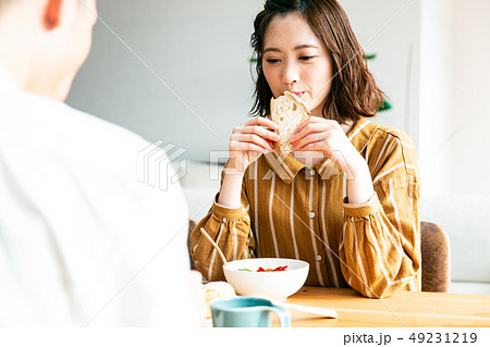 カップル 食事 新生活の写真素材